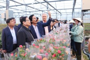 Thủ tướng Phạm Minh Chính đến thăm hỏi, động viên người lao động tại sản xuất tại công ty Dalat Hasfarm